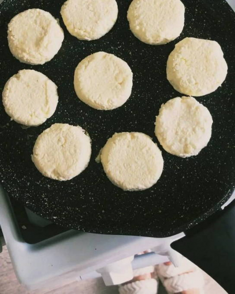 Пышные сырники из творога на сковороде классические